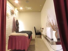 ケミー(Kmee)の雰囲気（赤いドレープ奥の個室でキレイと癒しをお届けします）