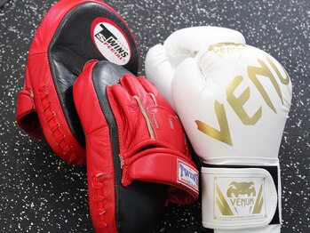 トレーニングラボ新宿24/ミット＆グローブ