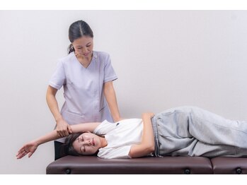 天王寺で肩こりと腰痛にリンパマッサージと骨盤矯正で姿勢改善する女性用整体院の写真/全身の骨格を知り尽くしたプロがミリ単位で細かく調整を施す【姿勢矯正×改善整体】で歪みが整うを実感◎