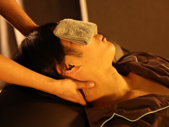 オム(HOMME)/肩こりは首と頭のこりから◇