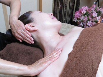 リフレッシュア ココルーム(CoCo room)の写真/看護師歴25年の知見×筋膜リリース☆身体の構造を熟知したプロが、慢性的な首肩の痛み/悩みを根本解放！