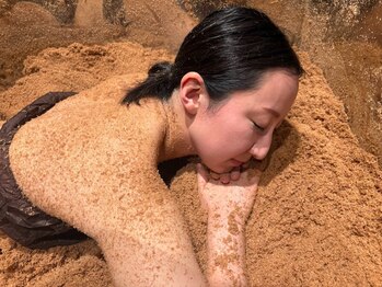 酵素風呂サロン泉美【酵素浴/リラクゼーション/リンパマッサージ/ヘッドスパ】の写真/ペア利用可◎酵素風呂が初めての方も大歓迎！落ち着いた空間で安心して始められる温活サロン
