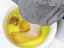 エミーニー(emiiny)/マッサージ前は漢方足湯