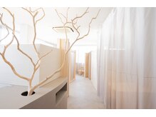 ヨリソイ(yorisoi)の雰囲気（檜で作られた、半個室が3部屋ございます。）