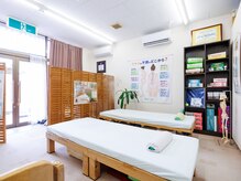 くぼたの雰囲気（夫婦・親子で並んで施術OK◎※ お1人の場合必ず隣は空きます♪）
