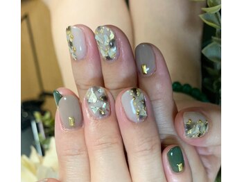 クイーナクルー(QUEENA CLUE)/ベージュ系シェル大人ネイル