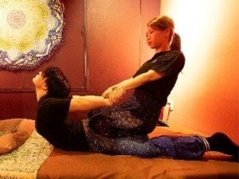 タイ古式マッサージ ワイルーム 新横浜(wai room)の写真/体の硬い方もプロのセラピストにお任せ！リフレ付メニューもあり、飲みすぎなどの消化器系の疲れにも◎