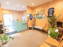 マハロ港南スポーツはりきゅう接骨院/リラックスできる受付の雰囲気