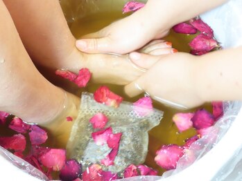台湾式足裏整体スパ 浅草の写真/冷房による冷えやむくみを改善する脚＋足裏マッサージ◎バラの花びらの足湯でじっくり温めてむくみ改善♪