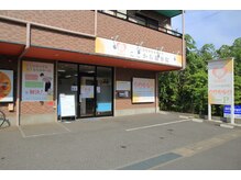 ここから接骨院の雰囲気（外観　駐車場は目の前２台・徒歩１分のところに５台の計７台完備）
