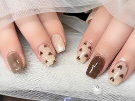 ベージュとブラウンハートネイル