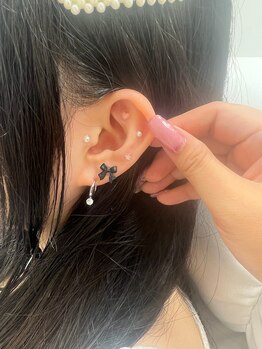 スピラ 上通店(Spira)/パールとリボンの耳ツボデザイン