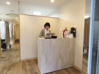 ルーグザバーバ(Lug the barber)の写真/働く女性を応援！駅近×夜遅受付で、忙しい毎日でも美肌をキープ。顔ほぐしとのセットで疲れもリセット。
