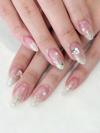 散りばめガーリーネイル