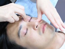 ハンドテクニックを使用し、お顔の骨に丁寧にアプローチをかけていきます。呼吸に合わせながら行います