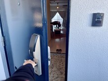 青い玄関の扉を開けるとサロン部屋。/痩身/リンパ/唐の原/香椎