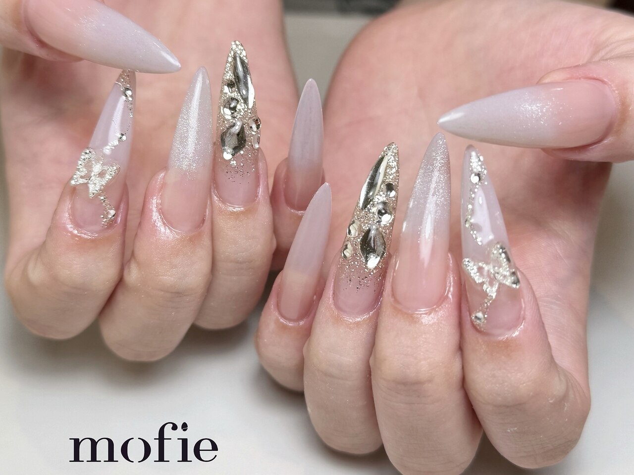 2025年-2026年冬トレンド】ホワイト スーパーロングのネイルデザイン集