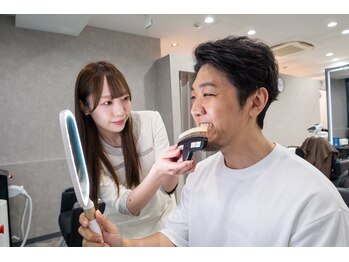 メンズ眉毛&メンズ美容専門サロン ミダシー 藤沢店【眉毛/アイブロウ/メンズ脱毛】/歯の色チェックで理想の白さ確認