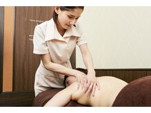 デフィー 明石店/サイドからもグイグイ揉みほぐす