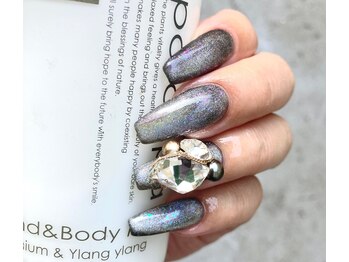 ネイルアンドアイラッシュスタジオ シュシュ(chouchou)/newオ-ロラマグネットにスワロ盛