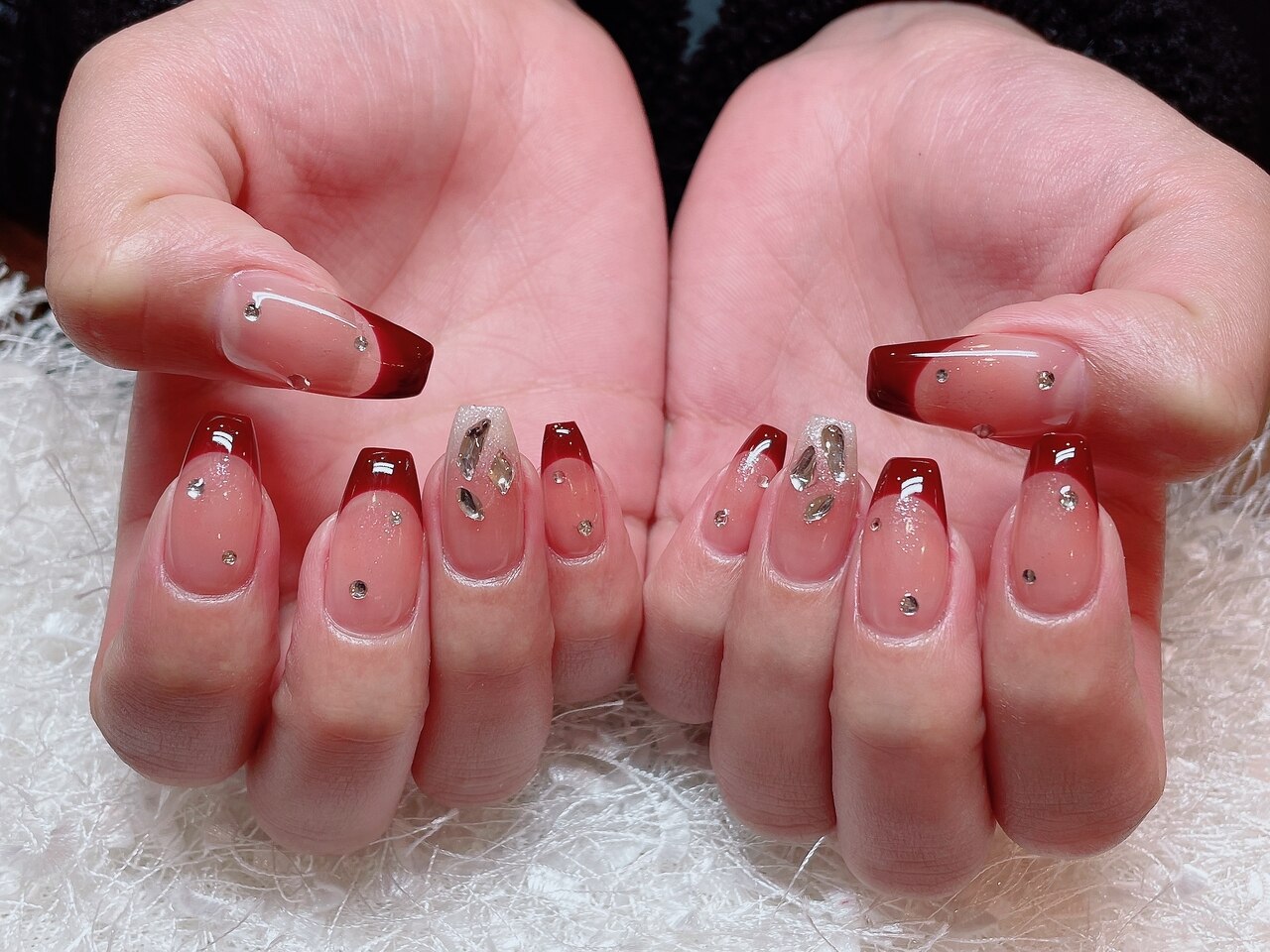 2025年-2026年冬トレンド】ボルドー フレンチのネイルデザイン集｜人気