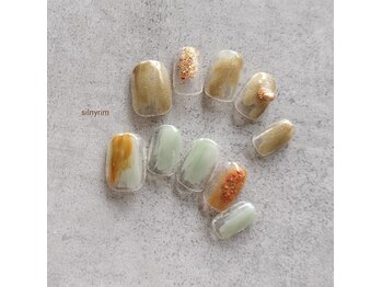 シルニー リム(Silny rim)/アシンメトリーニュアンスネイル