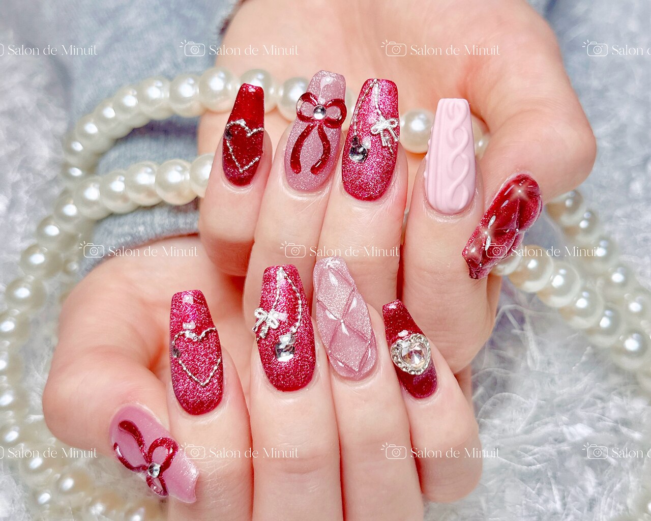 2025年-2026年冬トレンド】レッド リボン ハンドのネイルデザイン集