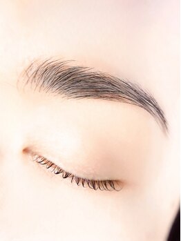 アンベリイルラッシュ(Embellir Lash)の写真/【張り付かない眉毛パーマ】ふんわりとした自然な毛並みの理想の眉毛を実現♪プロの技術で美しい仕上り◎