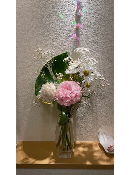 アロマエステサロン エッセンス/季節のお花でお出迎え