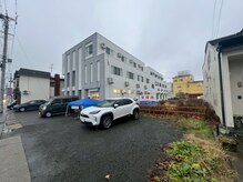 ヴィオーデ 弘前店/【2】駐車場/建物右手の砂利部分