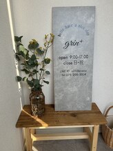 グリンプラス(grin+)/階段上のこの看板が目印です