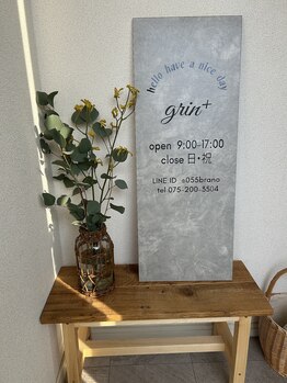 グリンプラス(grin+)/階段上のこの看板が目印です