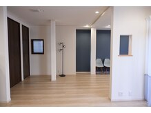 アンドトーン(&tone)の雰囲気（明るく落ち着いたサロンでパーソナルカラー診断が受けられます♪）