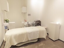 アンソレイエ 新宿の雰囲気(白を基調とした清潔感ある店内でごゆっくりしていただけます。)