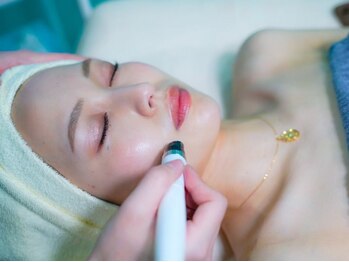 エーケーエステティックス 熊本新市街店(AK Esthetics)の写真/【メイク無しでも透明感のある素肌へ】洗顔とクレンジングで落とそうとすると肌荒れの原因になるので注意！
