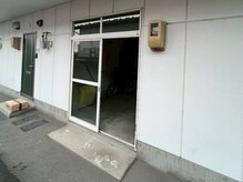 ヴィオーデ 弘前店/【3】建物左手の入口から２Fへ
