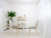 エミニー(EMINY)の雰囲気（白を基調とした落ち着きのある空間です♪）