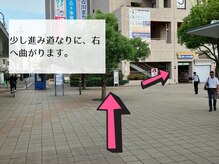 少し進んで、ロータリー沿いに右へ曲がります♪