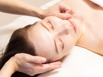 ラ ドゥーサ(La Dusa)の写真/ 【韓国本格小顔コルギ】頬ほうれい線引き上げ◇デコルテ&ヘッドスパ付き＊小顔ですっきりVラインフェイス