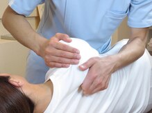 健康1経絡整体院/施術風景　《肩甲骨はがし》