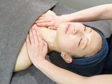 エミーニー(emiiny)/毛穴洗浄×デコルテマッサージ