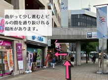 少し進むと、右手にビルの間を通り抜けれる場所がありますので、そこを左へ曲がります♪