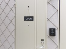 アエラ 光が丘(Aera)の雰囲気（グレーの3階建てのアパートの302号室が当店です。）