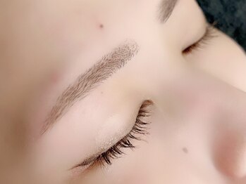 かぎしっぽの写真/【アイブロウ】特殊な糸で産毛を根本から絡めとって、自毛をスッキリ！キレイに整った眉毛の形に