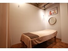 ザ ベルネス オモテサンドウ(The bellness omotesando)の雰囲気（個室の天井は高く、開放的でリラックスできます。[肩こり/整体]）