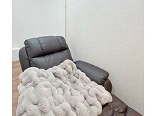 半個室のリクライニングチェアで施術
