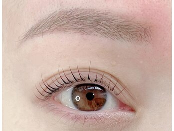 スリール(sourire)の写真/【眉毛とまつげで垢抜け！】黄金比をベースにデザインをご提案！毛の流れや骨格に合わせた形をご提案します