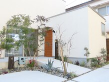 ビーズスタイル(B’S STYLE)の雰囲気(駐車場完備、サロン専用玄関あり、完全個室で安心です♪)