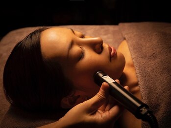 イットトワ(ittotowa)の写真/<本気の美白ならエンビロン>超音波導入で美白セラム/高濃度ビタミンAを深部へ届け、内側から輝く透明肌へ◎