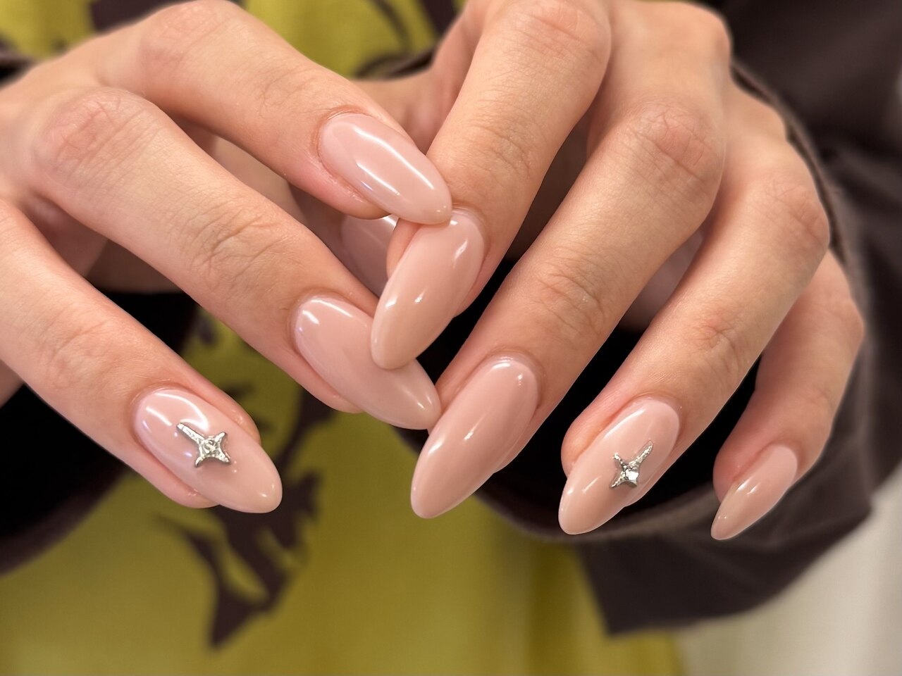 2026年冬トレンド】シルバーパーツのネイルデザイン集｜人気順｜3